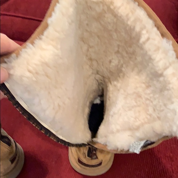 Gorgeous tan Uggs - Picture 2 of 6